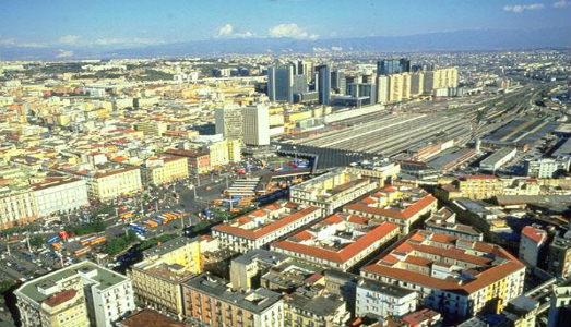 La voce di Mina tra le piramidi della Stazione Centrale di Napoli